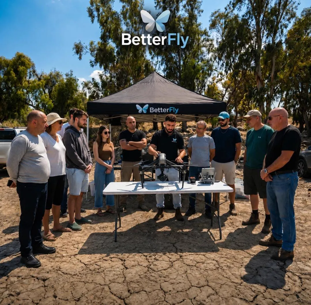 תלמיד BetterFly מטיס רחפן עם שלט ביום אימונים בשטח