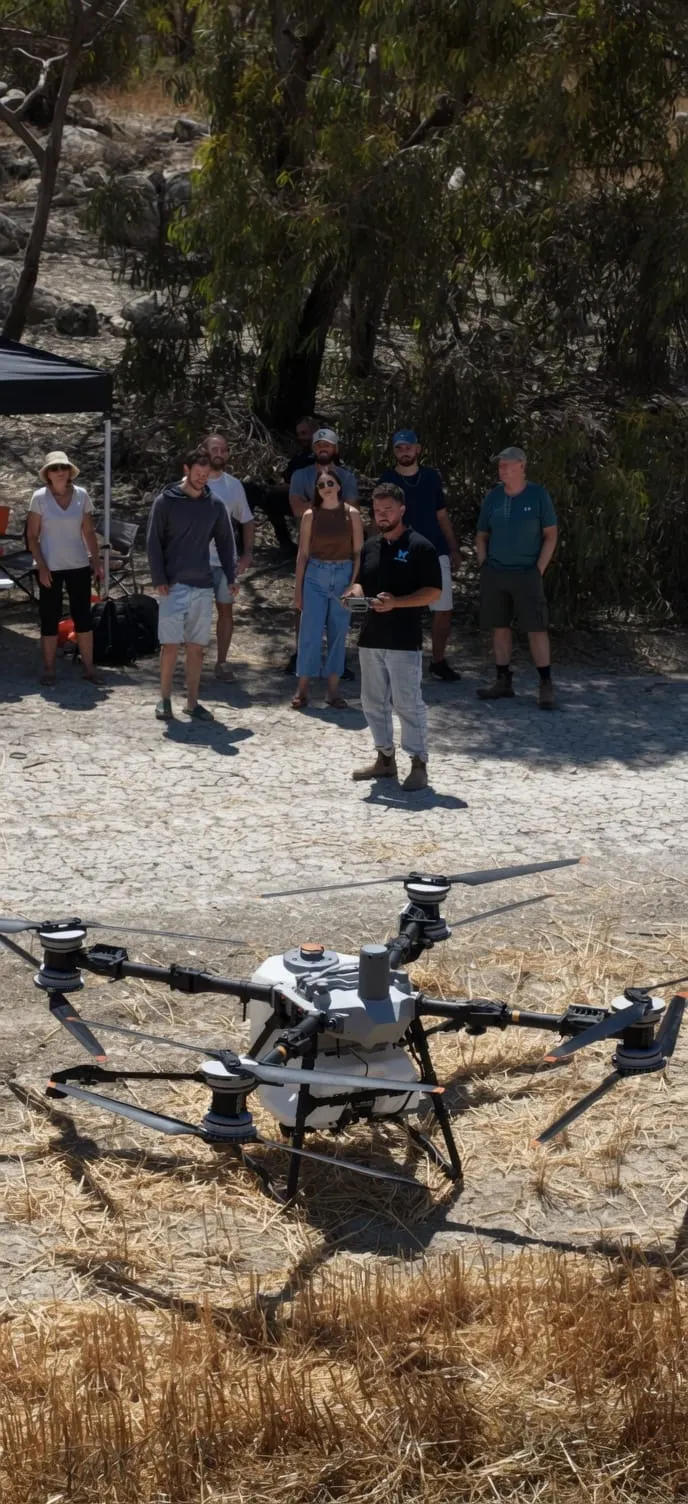 תלמידי BetterFly ביום הטסה מעשי לצד רחפן אגרס מקצועי